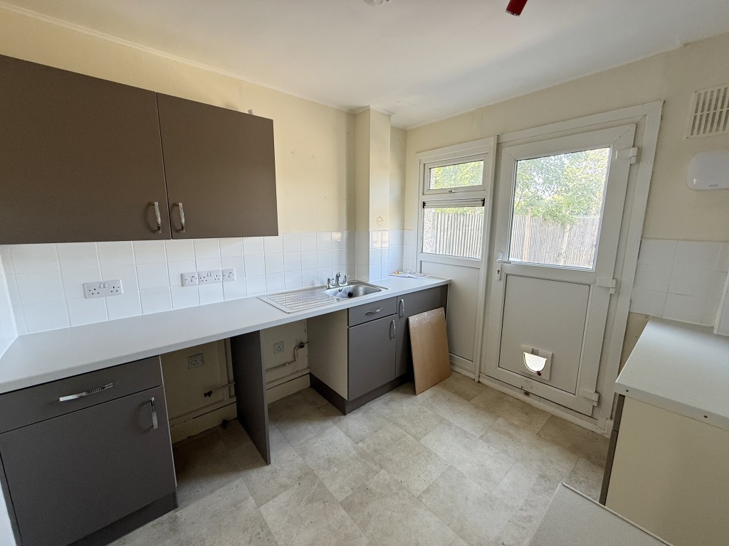 Lot: 15 - HOUSE IN NEED OF IMPROVEMENT - Kitchen in House in Need of Improvement